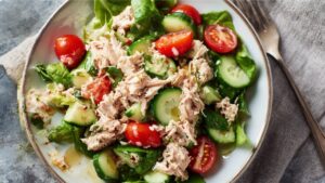 Салат з тунцем без майонезу — швидко і ситно