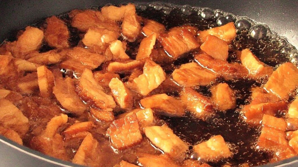 Шкварки під час витоплення смальцю в гарячому жирі