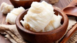 Смалець у дерев’яній мисці крупним планом