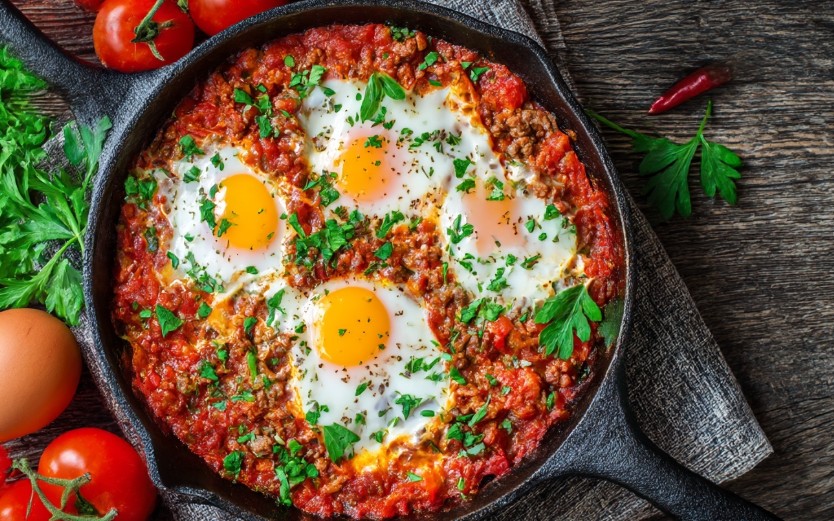 Яйця в томатному соусі з фаршем, жовтки м’які