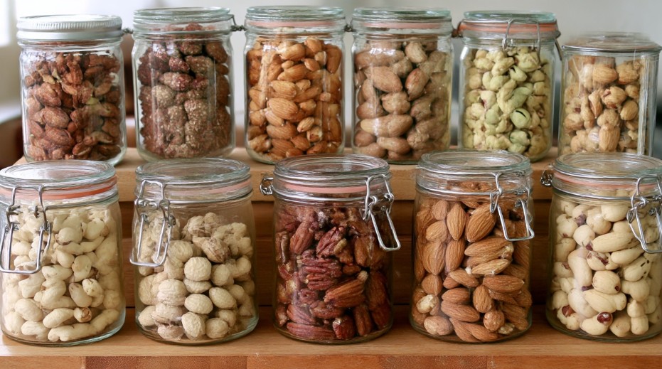зберігання горіхів в банках з кришками