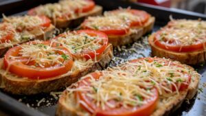 Дістаньте деко, швидко розкладіть тертий сир