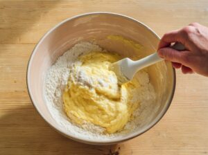 додавайте сухі інгредієнти до бананової суміші