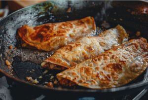 Хрусткі чебуреки з тортильї на сковороді