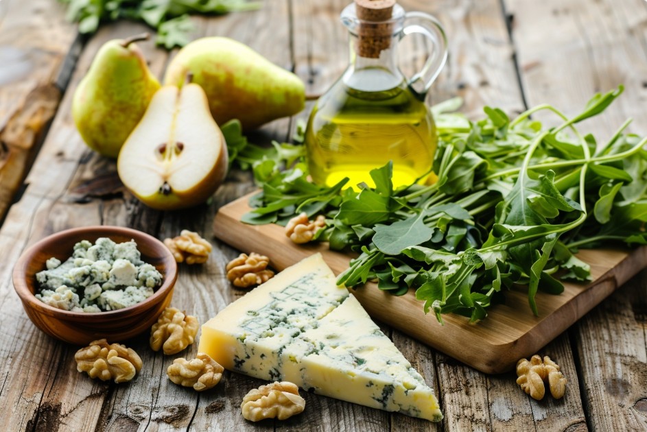 Інгредієнти для приготування салату з сиром дорблю та грушею.