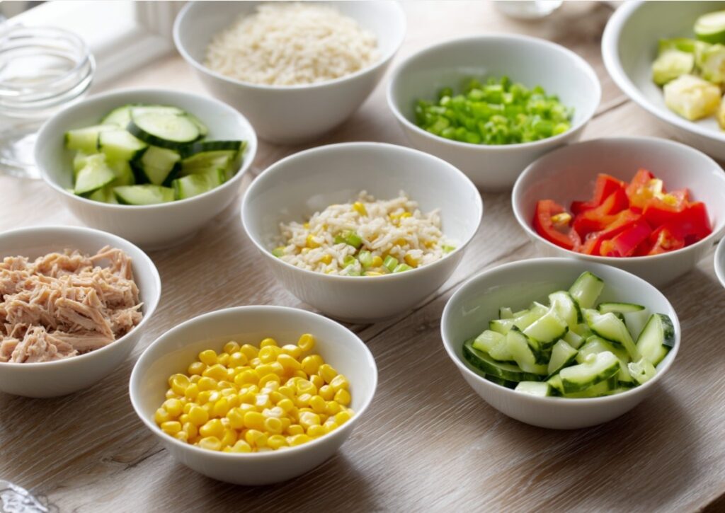 Інгредієнти для приготування салату з тунцем, рисом і болгарським перцем.