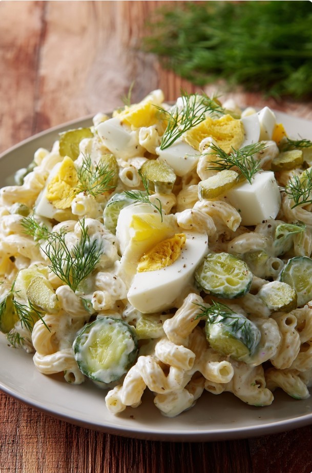 Класичний салат з макаронами і маринованими огірками