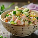 Lekka klasyczna sałatka z tuńczykiem i ogórkiem (bez majonezu)