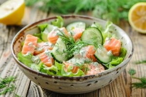 Кремовий салат з лососем і зеленню