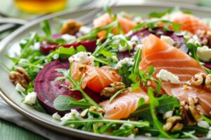 крупний план салату з лососем і буряком