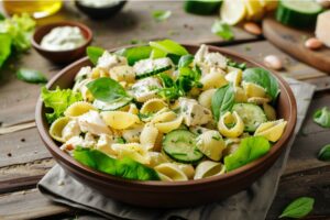 Легкий салат з макаронами та курячим м’ясом