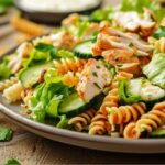 Легкий салат з макаронами та курячим м’ясом