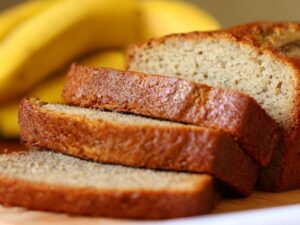 Лінивий банановий хліб: все змішав — і в духовку