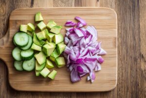 Наріж огірок дрібним кубиком приблизно 7 мм, а червону цибулю — максимально тонкими півкільцями