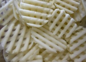 Наріжте хвилястим ножем кружальцями товщиною близько 2 мм