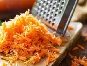 очистіть та натріть моркву на крупній тертці