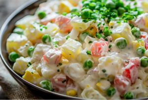 Перед подачею ще раз легко перемішайте салат