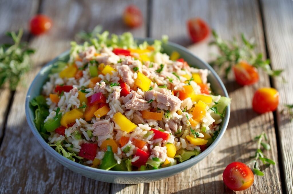 Поживний салат з тунцем, рисом і солодким перцем