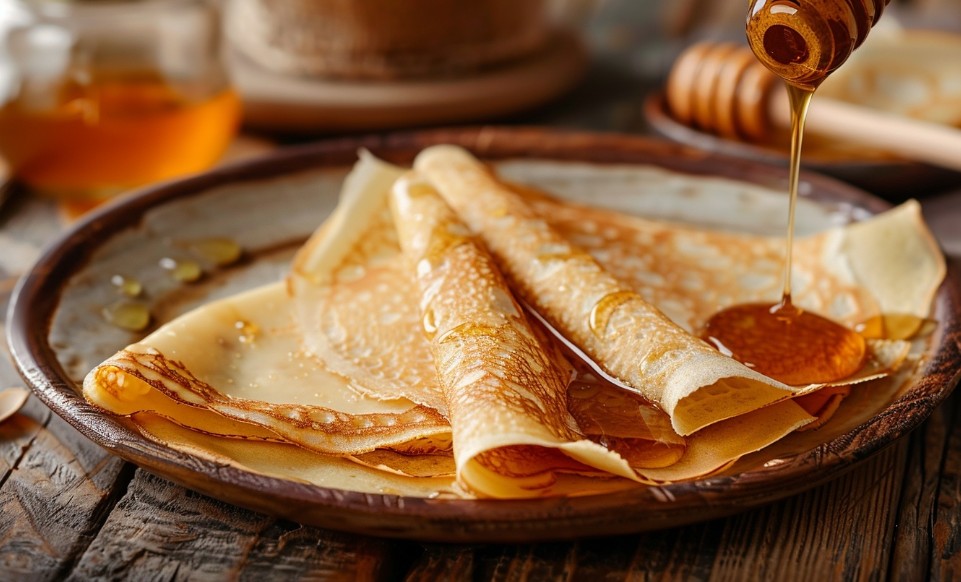 приготуванням українських млинців з медом