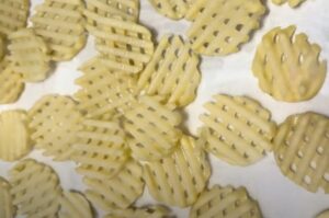 Розкладіть картоплю одним шаром на рушнику