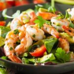 Салат із авокадо та креветками — стильна страва для особливих моментів