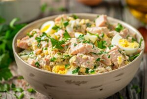 Простий салат із тунцем і яйцем за 10 minut