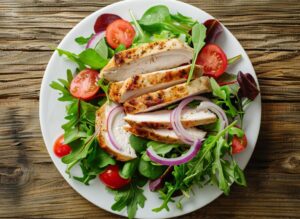 Salat mit Pute und roten Zwiebeln