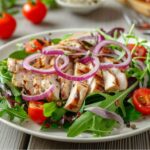 Salat mit Pute und roten Zwiebeln