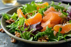 Салат з лососем та апельсином і горіхами
