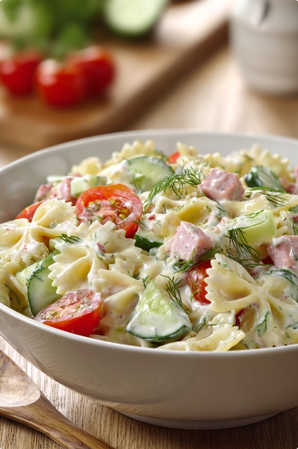Салат з макаронами та шинкою для пікніка
