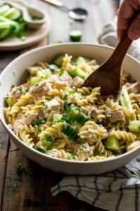 Салат з макаронами, тунцем і овочами для літнього столу