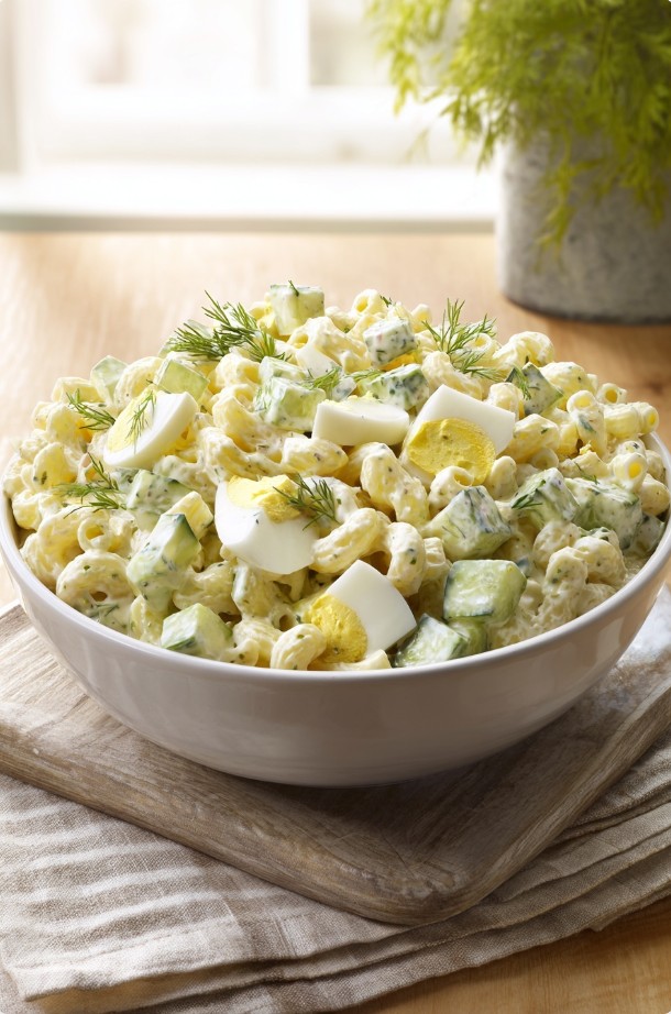 Салат з пастою, яйцями і маринованими огірками