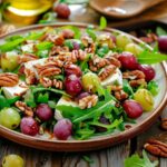 Sałatka z serem brie i orzechami pekan (z sosem miodowo-musztardowym)