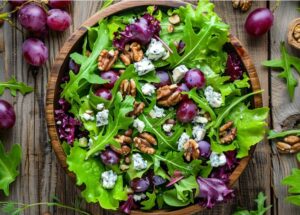 Легкий салат з сиром дорблю і виноградом