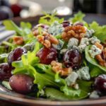 Sałatka z serem Dorblu i winogronami (bez majonezu) – szybki przepis