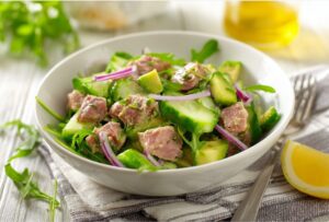 Салат з тунцем і авокадо для гостей