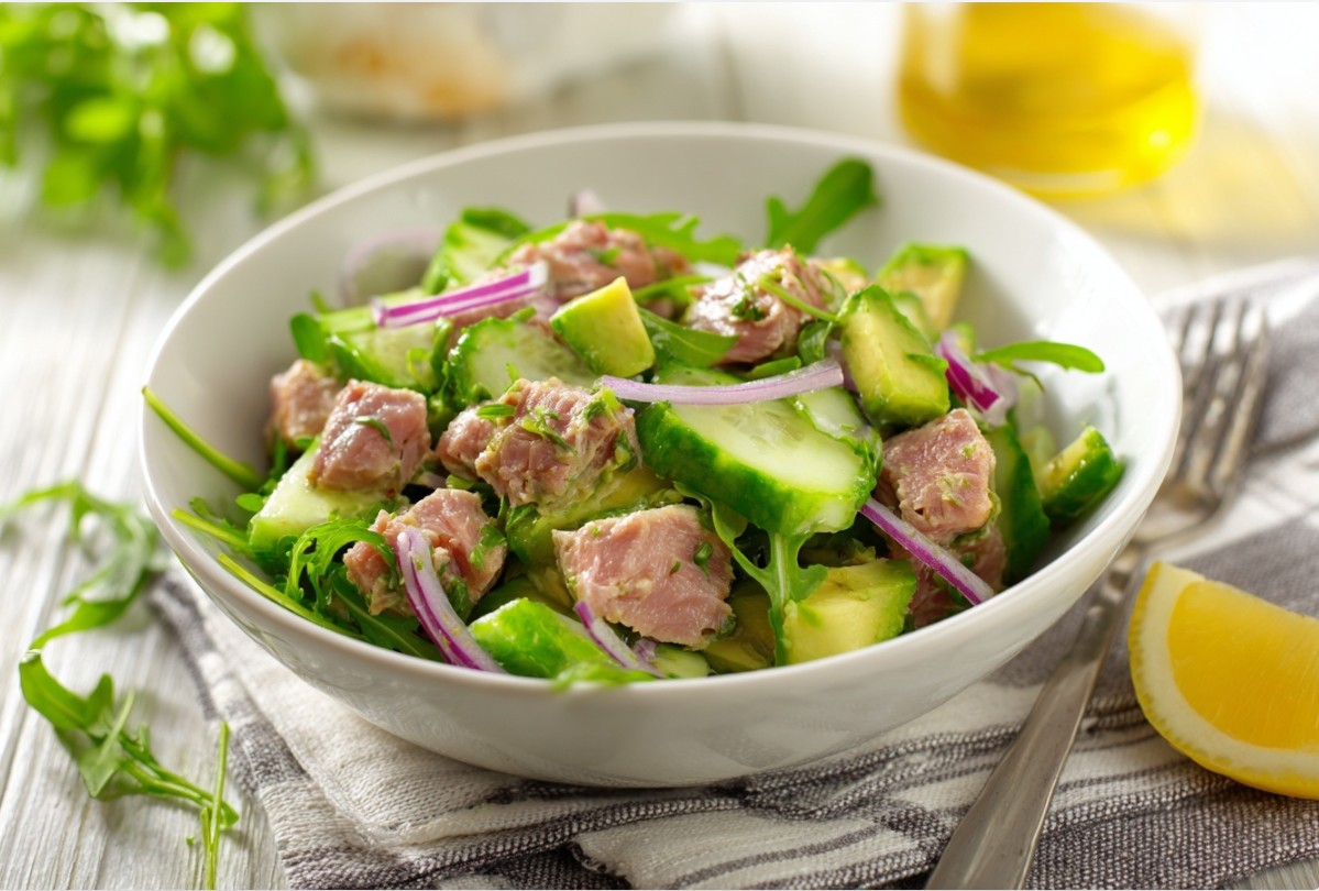 Салат з тунцем, авокадо і руколою — ресторанний стиль вдома
