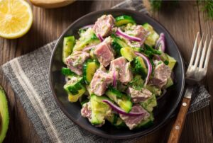 Вишуканий салат з тунцем та авокадо — ідеально для гостей