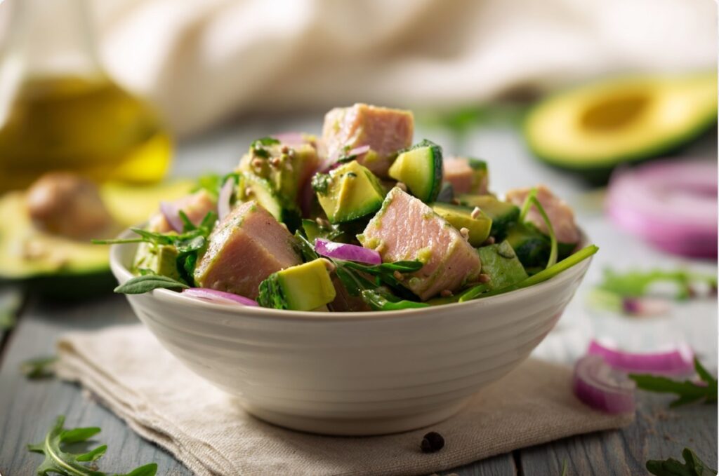 Салат з тунцем і авокадо — свіжий і ніжний смак