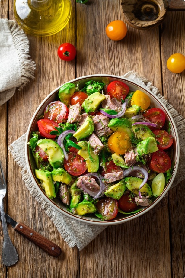 Салат з тунцем і авокадо з лимонною заправкою