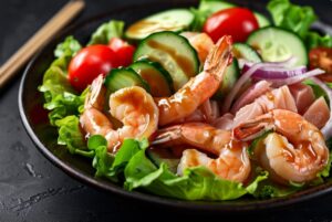 Салат з тунцем і креветками — ресторанна подача вдома