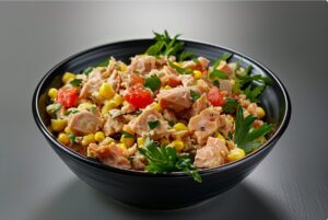 Салат з тунцем, кукурудзою і помідорами