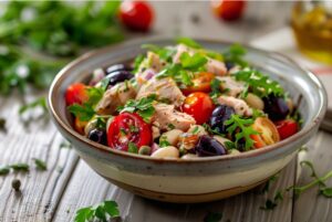 Sałatka z tuńczykiem i fasolą w stylu śródziemnomorskim