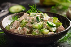 Салат з тунцем і огірком на йогурті