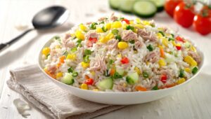 Салат з тунцем, рисом і болгарським перцем