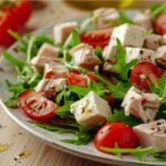 Салат з тунцем, помідорами та сиром фета