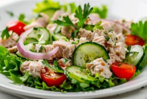 Салат з тунцем і тахіні — як у ресторані, але вдома