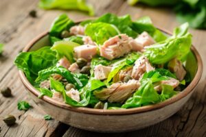 Салат з тунцем, каперсами і романо