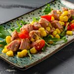 Sałatka z tuńczykiem, kukurydzą i pomidorami (bez majonezu) – szybki przepis