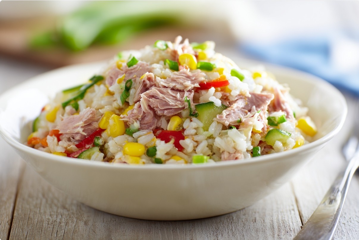 Салат з тунцем, рисом і болгарським перцем